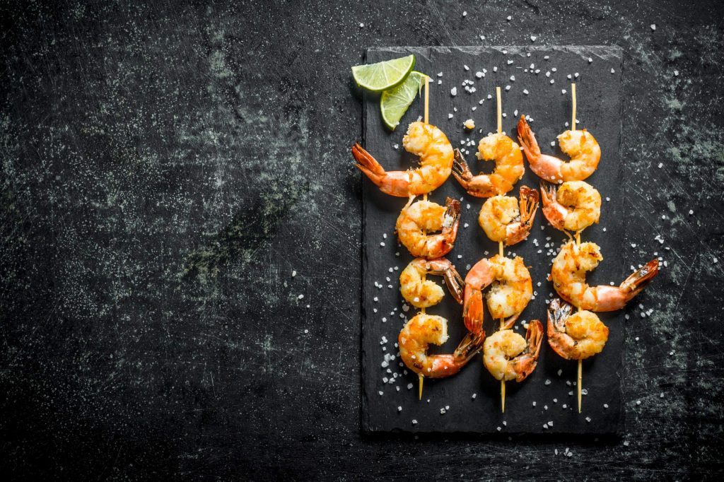 Crevettes embrochées avec présentation culinaire
